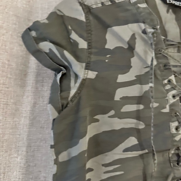 Express Camo Lace-Up Women's Short Sleeve Tee Shirt Size Extra Small - Picture 3 of 7